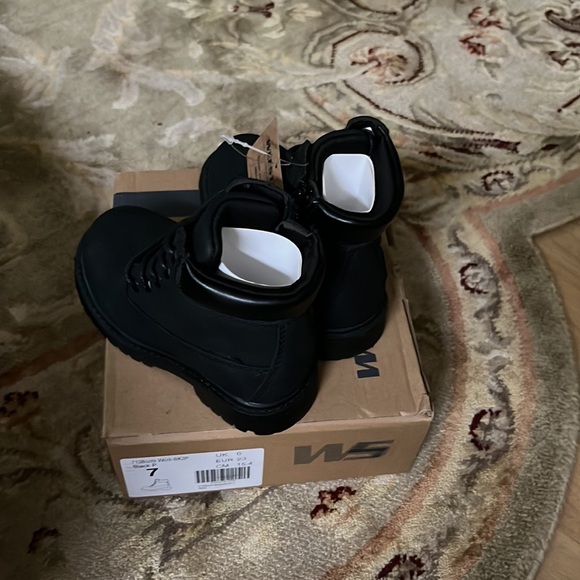 NWT BOYS WORK BOOTS SIZE 7 - Picture 2 of 3